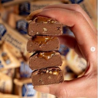 💥𝗡𝗢𝗩𝗢 𝗩 𝗧𝗥𝗚𝗢𝗩𝗜𝗡𝗜 Posladkajte se brez slabe vesti.
Od danes v VO2 Sport na voljo nova OTE Proteinska ploščica Arašidi & Karamela 🥜🍫

Kaj vas čaka?

✅ svilnata karamela
✅ pravi koščki arašidov
✅ večplastno doživetje norih okusov
✅ vse skupaj ovito v mlečno čokolado

Ta izjemna ploščica vsebuje kar 21g Beljakovin💪, samo 2g sladkorja & samo 238kcal 😊

⚠️ 𝗗𝗼 𝟭𝟬. 𝗼𝗸𝘁𝗼𝗯𝗿𝗮 𝟮𝟬% 𝗣𝗥𝗢𝗠𝗢 𝗣𝗢𝗣𝗨𝗦𝗧𝗔!

#otefuelled #proteinbar #proteinbars